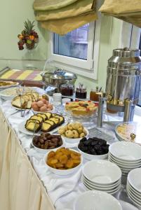 una mesa con muchos tipos diferentes de comida en ella en Villa Elia en Veria