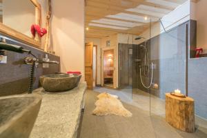Koupelna v ubytování Luxus Ferienhäuser Chalets zum Ilsetal mit Kamin & Sauna in Ilsenburg im Harz