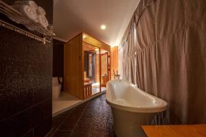 Phòng tắm tại Varia Hotel