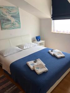 1 dormitorio con 1 cama con 2 toallas en Apartments Kraljev Stanko en Biograd na Moru