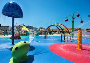 a water park with a water park with a playground at Mobil home 3 chambres 2 salles de bains au camping 4 étoiles MH276 aux charmettes in Les Mathes