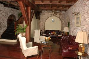 Area soggiorno di Copper and Lumber Store Hotel