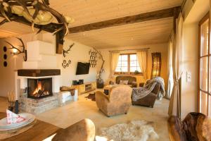 Posezení v ubytování Luxus Ferienhäuser Chalets zum Ilsetal mit Kamin & Sauna in Ilsenburg im Harz
