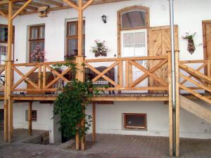 eine Holzterrasse an der Seite eines Gebäudes in der Unterkunft Hajós-ház in Szeged