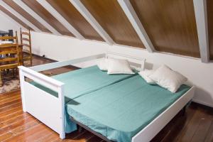 Apartamentos Porto de Abrigo tesisinde bir odada yatak veya yataklar