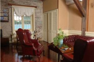 Area soggiorno di Copper and Lumber Store Hotel