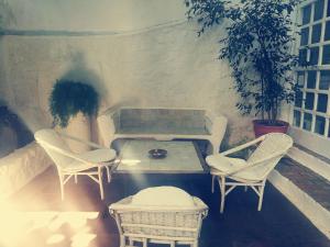 アシラにあるパティオ デ ラ ルナのパティオ(籐の椅子、テーブル、テーブル、椅子付)