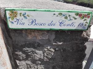 イスキアにあるIl Vignetoの石垣の看板
