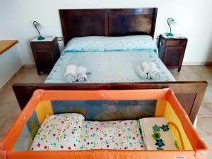 Un dormitorio con una cama y una bandeja. en Casa di Eugenia en Loceri