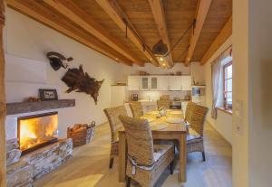 ein Esszimmer mit Tisch und Kamin in der Unterkunft Chalets zum Ilsetal in Ilsenburg