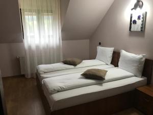 Un pat sau paturi într-o cameră la Pensiunea Granada