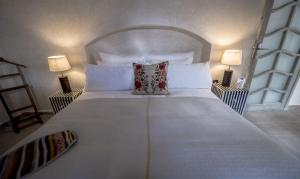 Voodi või voodid majutusasutuse Dar Mayshad Riad - Luxurious Boutique Hotel in the Medina toas