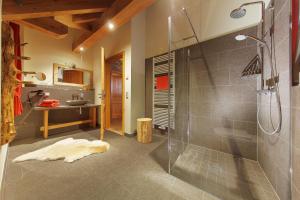 Koupelna v ubytování Luxus Ferienhäuser Chalets zum Ilsetal mit Kamin & Sauna in Ilsenburg im Harz + 30 fotografií