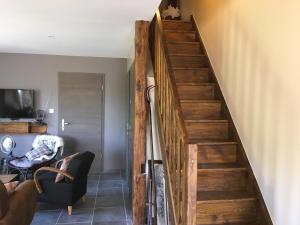 Jeuxeyにあるla Bergerieのリビングルーム(ソファ付)の木製階段