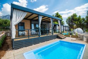 Bazén v ubytovaní Medora Orbis Mobile Homes & Glamping alebo v jeho blízkosti