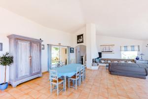 a living room with a blue table and a couch at La Veglia in Porto-Vecchio