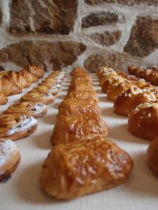 a group of donuts sitting on top of a table at Domaine du Haut Jardin Hôtel & Chalets Spa Privé in Rehaupal