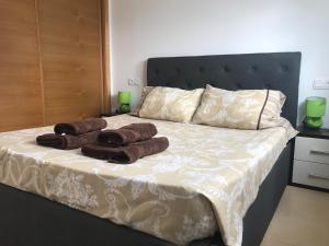 A bed or beds in a room at 2 bed apartment on Condado De Alhama with roof solarium N5