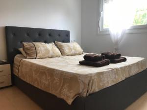 A bed or beds in a room at 2 bed apartment on Condado De Alhama with roof solarium N5 Még 37 kép
