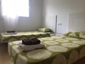 A bed or beds in a room at 2 bed apartment on Condado De Alhama with roof solarium N5