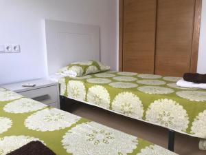 A bed or beds in a room at 2 bed apartment on Condado De Alhama with roof solarium N5
