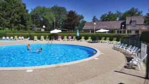 Πισίνα στο ή κοντά στο VVF Cantal Salers Vendes +37 φωτογραφίες