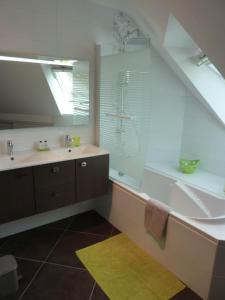 een badkamer met een wastafel, een bad en een douche bij brest chambres d'hôtes in Brest