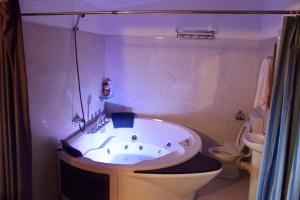 Koupelna v ubytování Hotel Bicaj