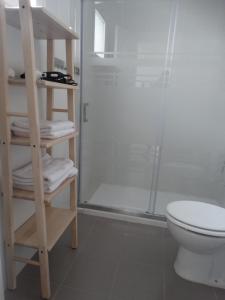 łazienka z toaletą i prysznicem w obiekcie Málaga Apartamentos - Jinetes, 10 w Maladze