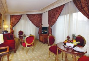 salon z czerwoną kanapą i stołem w obiekcie Serenada Golden Palace - Boutique Hotel w Bejrucie