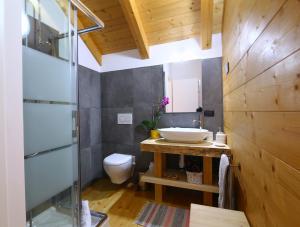 Koupelna v ubytování Activity Appartamento Vacanze + 36 fotografií