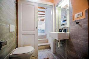 y baño con aseo y lavamanos. en Apartment and Studio CA’ 3 VIE, en Rovinj