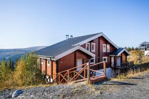 una casa al lado de una colina en Villa Falken, en Åre