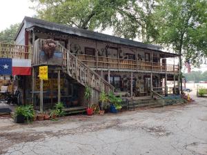 un edificio con un oso a un lado. en Buffalo Girls Hotel, en Canton