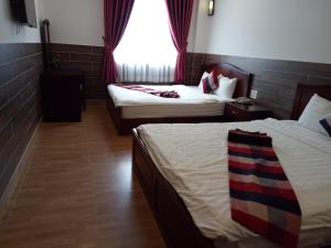 富國的住宿－Tan Hoang Gia Hotel，酒店客房设有两张床和窗户。
