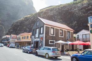 サン・ヴィセンテにあるApartamentos Porto de Abrigoの路脇に車を停めた小さな町