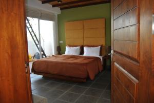 Un dormitorio con una cama y una escalera. en The Canoe en Negombo