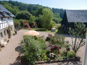 ブランケンハイムにあるThe little Stone Houseの庭園(遊び場、傘付)