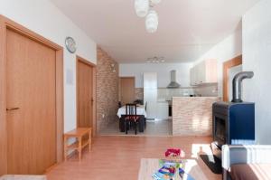 een woonkamer met een keuken en een eetkamer bij Apartman Helena in Senj
