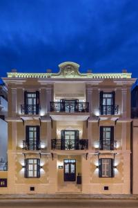 un edificio con balcones en un lateral en The Anthemion House, en Kavala