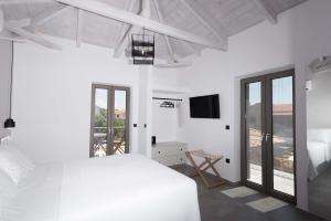 โทรทัศน์และ/หรือระบบความบันเทิงของ Calme Suites Mani