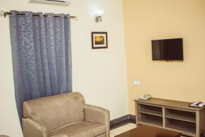 Residency Hotels Enugu Independence Layout的电视和/或娱乐中心