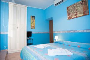 ローマにあるLa Dolce Vita Colosseumの青い壁のベッド付きの青いベッドルーム1室