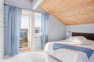 1 dormitorio con cama y ventana grande en Villa Falken, en Åre