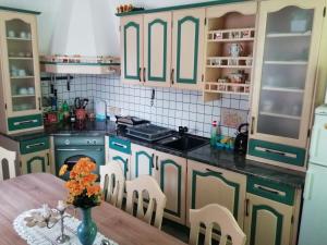 Kuchyň nebo kuchyňský kout v ubytování Mama's House