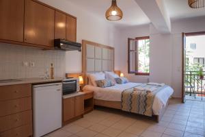 a bedroom with a bed and a kitchen with at Pallazzo Fortezza in Rethymno