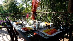 a table with plates of food on top at Tacacori EcoLodge in Alajuela City