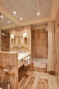 baño con lavabo y espejo grande en Sercotel Europa, en Pamplona