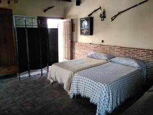 1 dormitorio con cama y pared de ladrillo en Estudio Rustico, en Tabernas 12 fotos más