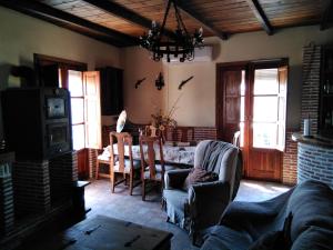sala de estar con sofá y mesa de comedor en Estudio Rustico, en Tabernas
